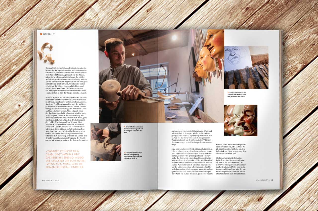Aufgeschlagene Doppelseite des Magazins Waldrausch - Das Beste aus der Heimat des Maskenschnitzer und Architekt Mathias Aiple bei der Bearbeitung einer Maske aus Holz für die Fasnet in Rottweil zeigt