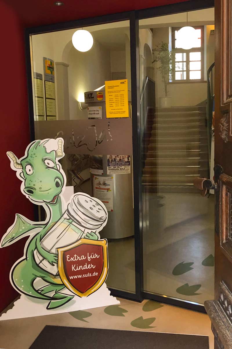 Eingang Rathaus Sulz Aufsteller mit Illustration Salzdrache am Eingang des Rathaus Sulz