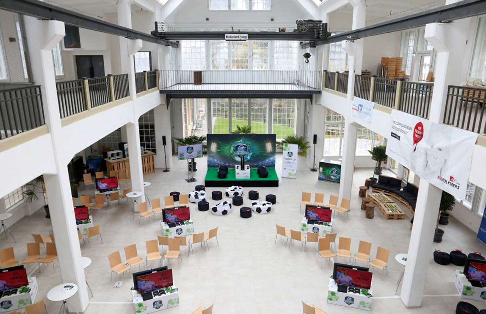 Bild der leeren Pulverfabrik Rottweil mit Messewand, Roll-Ups und Theken für die eSports Veranstaltung des Schwarzwälder Boten